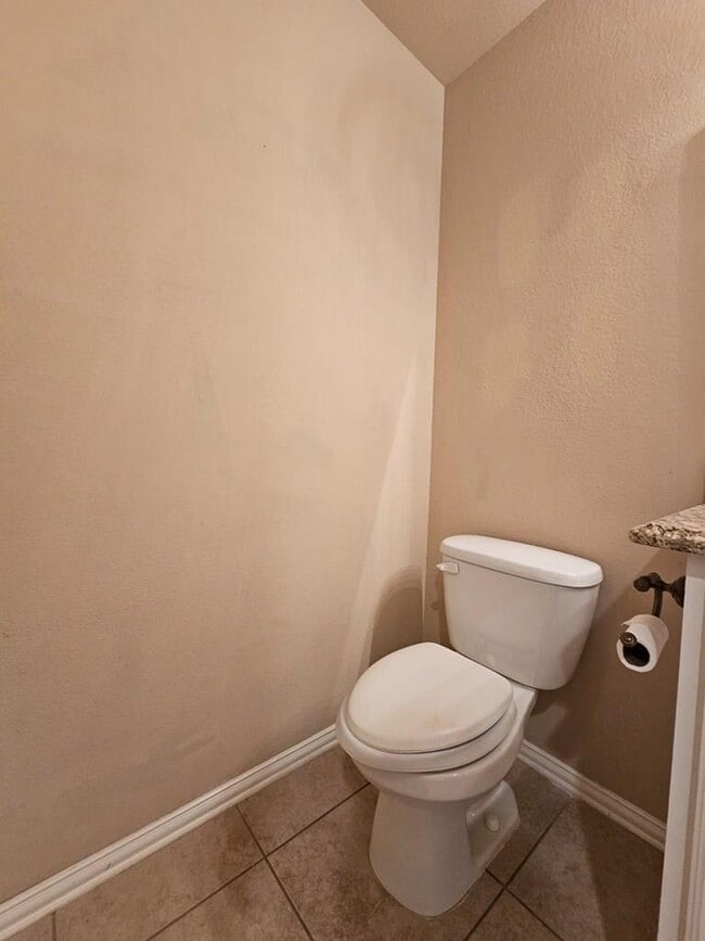 Building Photo - 604 NE Ave E Pl