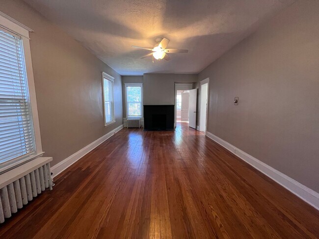 Building Photo - One Bedroom - Walking Distance to Marth's Vineyard!