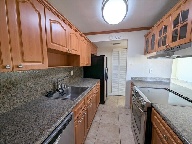 Building Photo - 7230 Fairway Dr