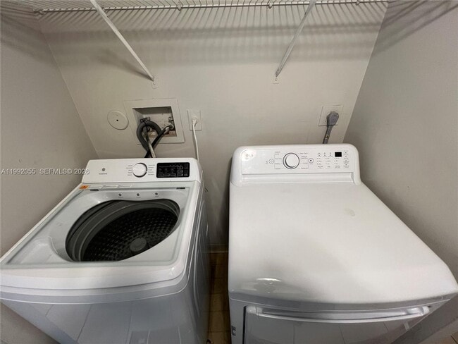 Building Photo - 251 Palm Cir W