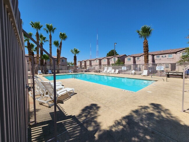 Building Photo - Beautiful 3 Bedroom & 2 1/2 Bath Condo.