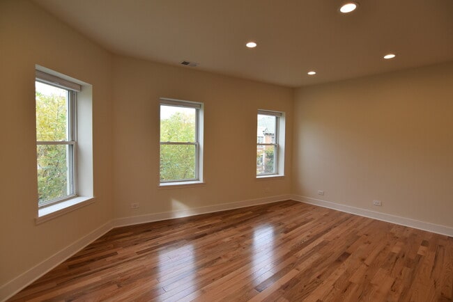 Building Photo - 1161 W Lunt Ave