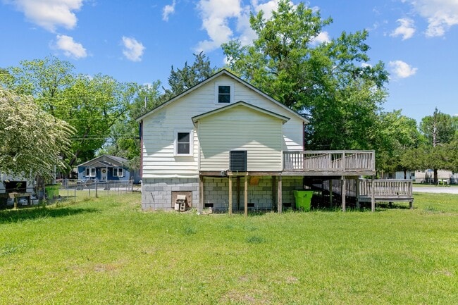 Building Photo - 209 Ellington St