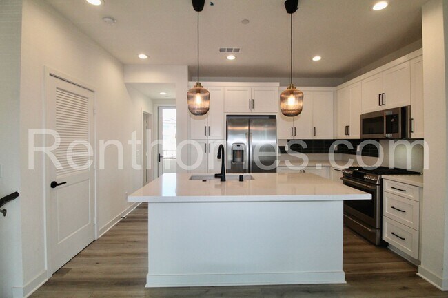 Building Photo - 1710 Discovery Falls Dr