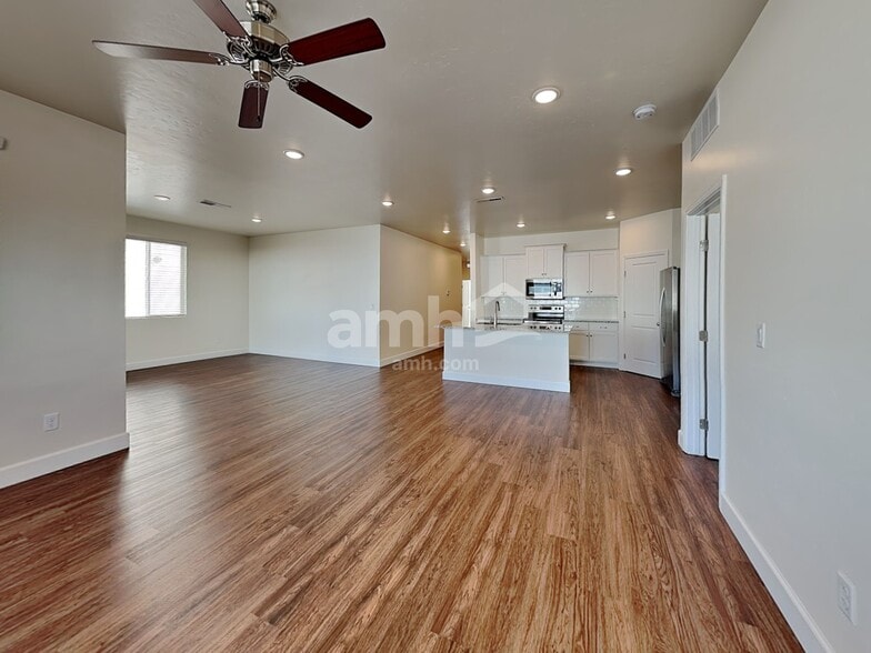 Building Photo - 5124 W Milliron Dr