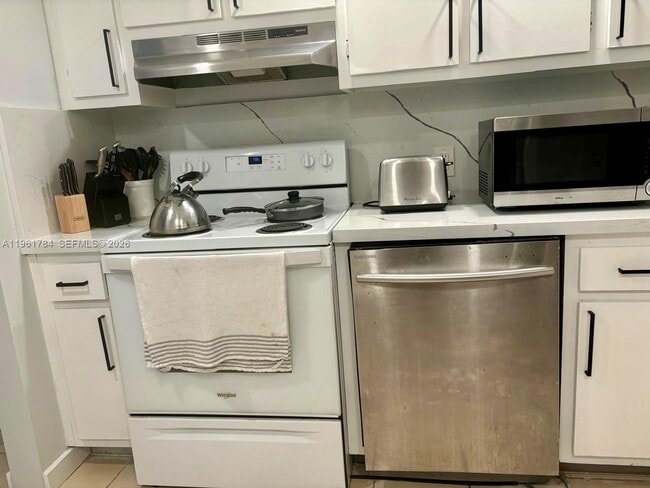 Building Photo - 100 Bayview Dr