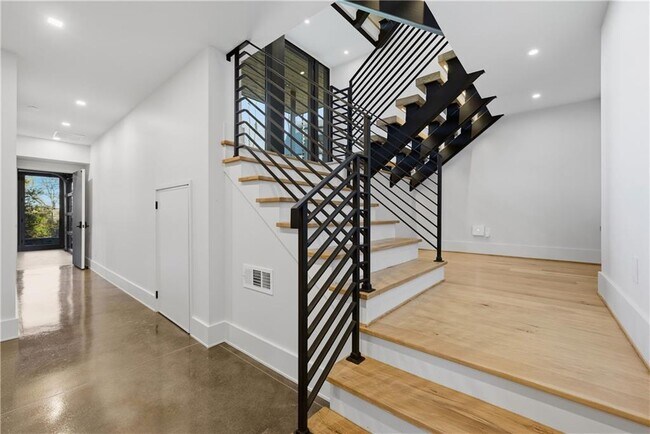 Building Photo - 1033 Reeder Cir NE