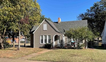 Building Photo - 2001 Arthur St