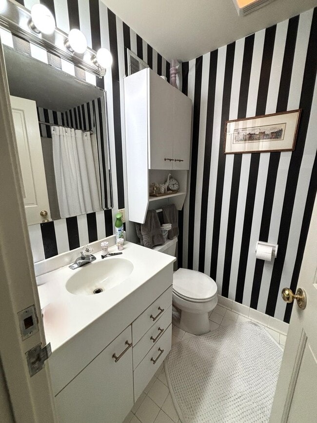 Building Photo - 408 Queen St