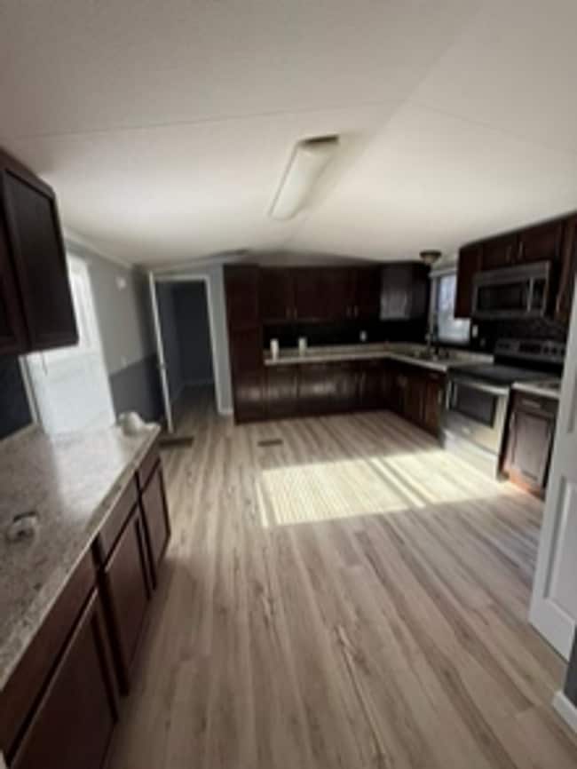 Building Photo - Private Setting/ Large Lot 3 bedroom 2 bath