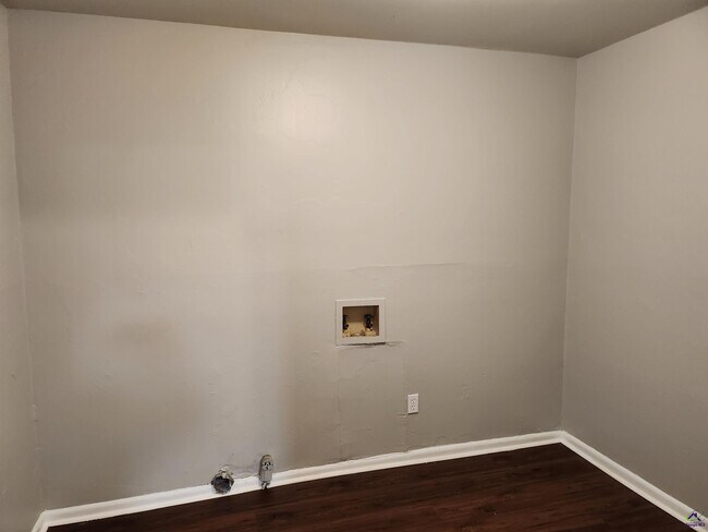 Building Photo - 215 Palomino Ln