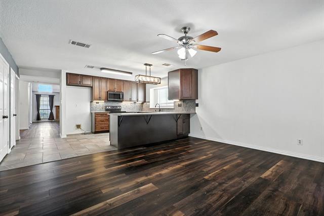 Building Photo - 990 Acorn Dr