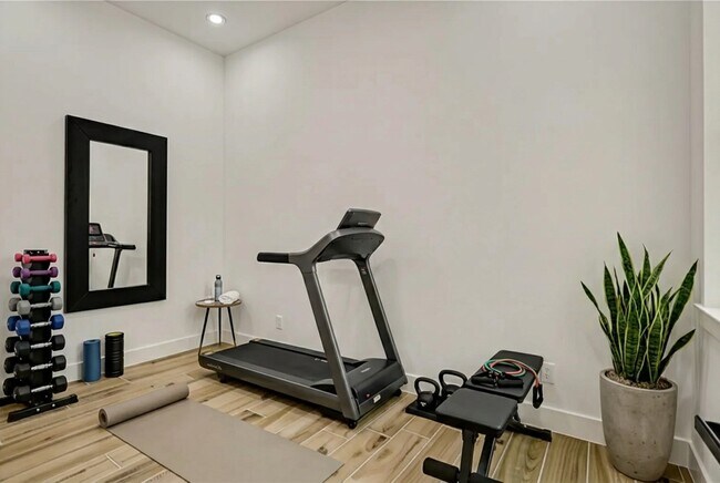 Building Photo - 6814 Hartland St