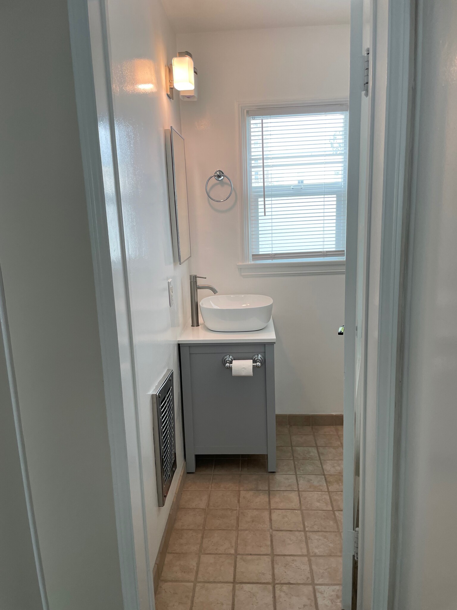 Bathroom entry - 116 Franklin Ct