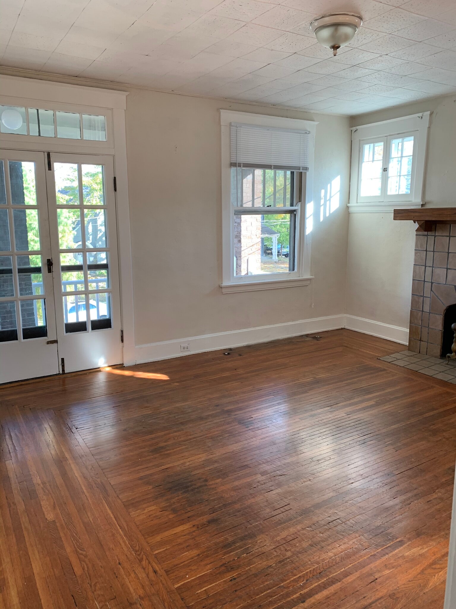 Living room looking out to front por - 3639 Amberson Ave
