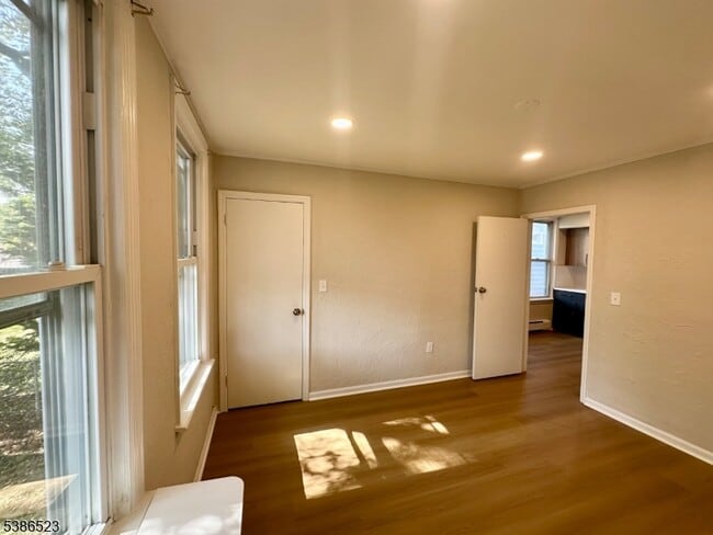 Building Photo - 6 Swaine Pl