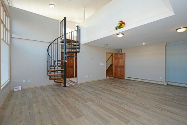 Building Photo - 814 Grand Ave