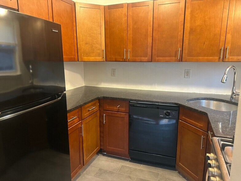 Building Photo - 47-61 Bross Pl