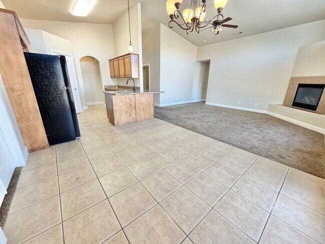 Building Photo - Charming 3 Bed 2 Bath + DEN/OFFICE Area!