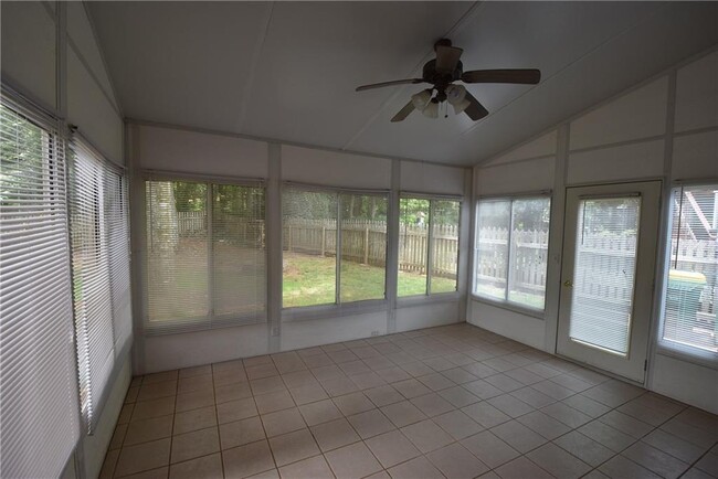 Building Photo - 629 Overhill Dr