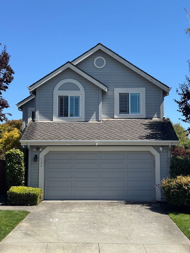Building Photo - Beautiful 3bd/2.5 bath Townhome