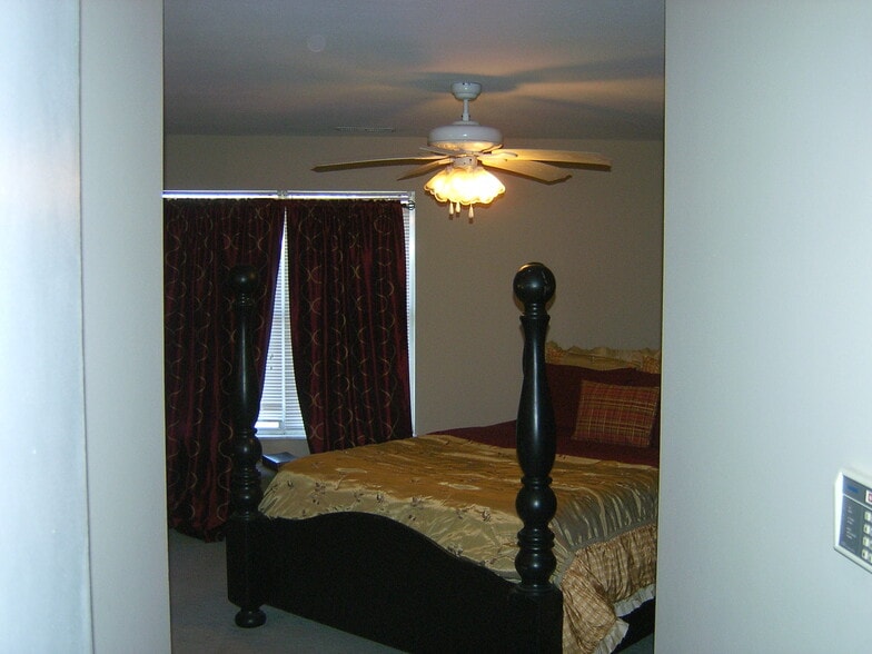 master bedroom - 361 Fox Village Ct