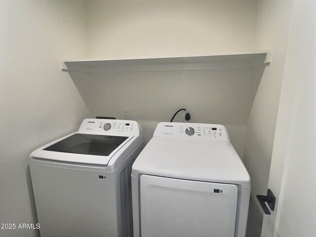 Building Photo - 2502 E Paradise Ln