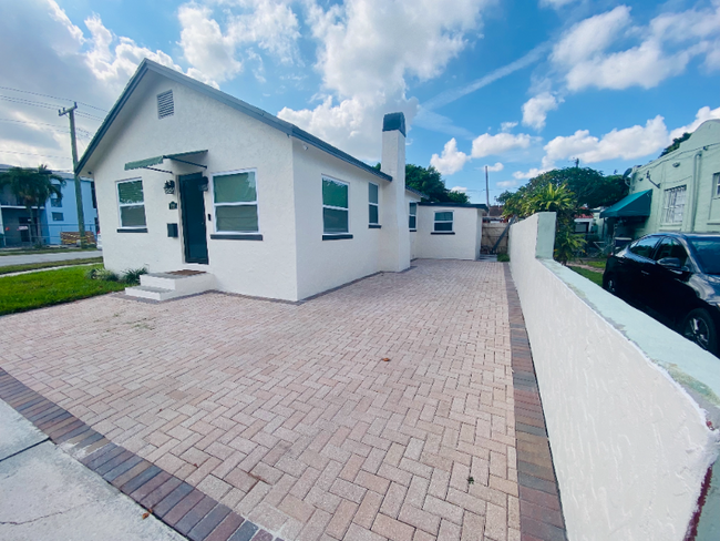 Primary Photo - 828 SW 43rd Ave
