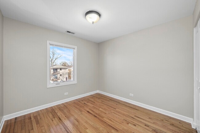 Building Photo - 3423 Ridgeland Ave