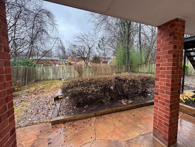 Building Photo - 4 Bedroom 3 Full Bathrooms Newly Renovated...