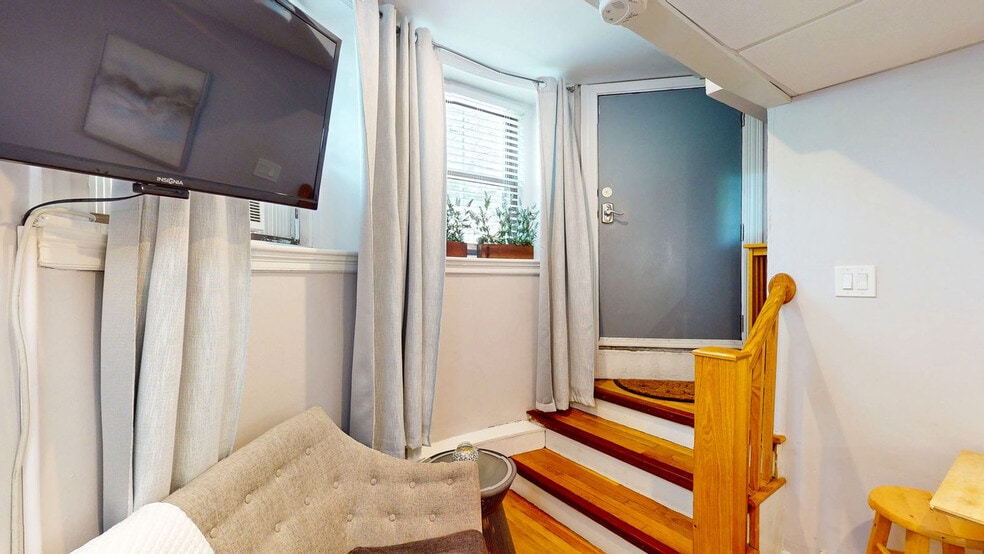 Building Photo - 1029 Beacon St