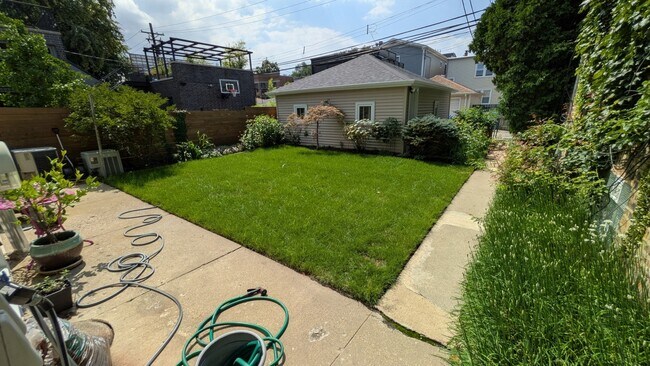 Building Photo - 3754 N Bell Ave