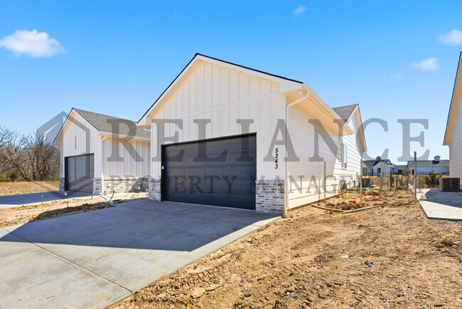 Building Photo - 5243 N Pinecrest Ct