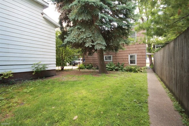 Building Photo - 420 S 6th St