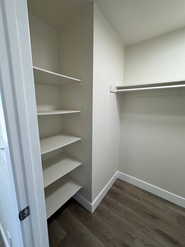 Building Photo - 2 Bed 1 Bath Apartment move in ready!!