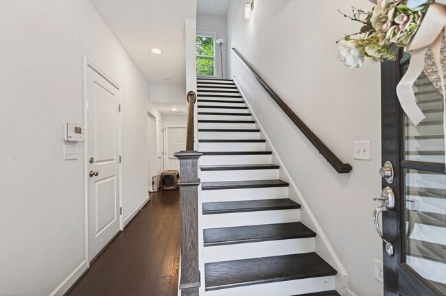 Building Photo - Stunning & Spacious Downtown Kennesaw Town...