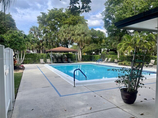 Building Photo - 1013 E Cypress Dr