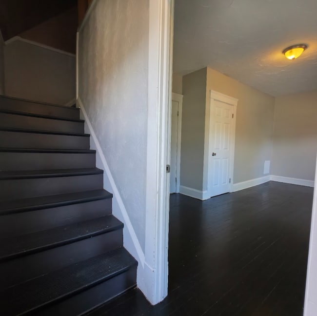Building Photo - Single Family Home 4 Bedroom and 1 Bath Fo...