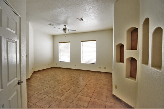 Building Photo - Beautiful 3 Bed/2Bath Townhouse Home off of Roadrunner Pkwy