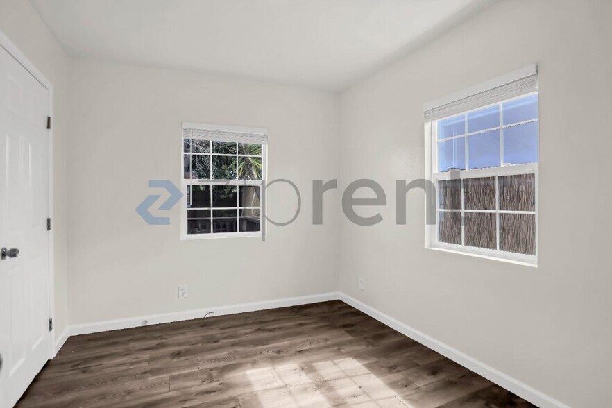 Building Photo - Unit