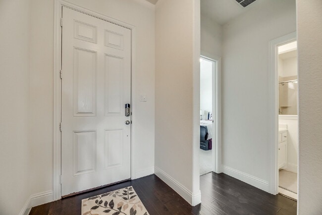 Building Photo - Charming 3-Bedroom Retreat with 2 Full Baths in Roanoke