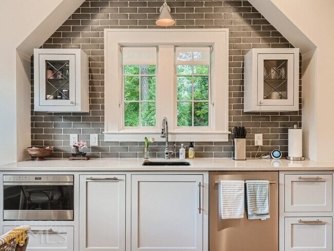 Building Photo - 3312 W Shadowlawn Ave NE