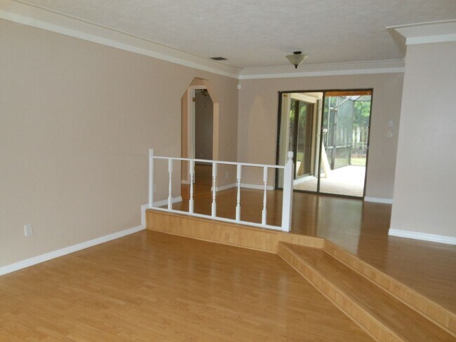 Building Photo - CHARMING 2 BEDROOM POOL HOME IN THE HEART OF JENSEN BEACH