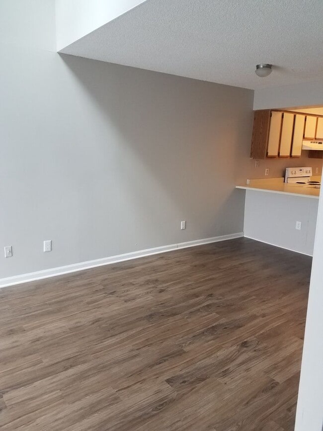 Building Photo - Cozy Townhome in Newport News