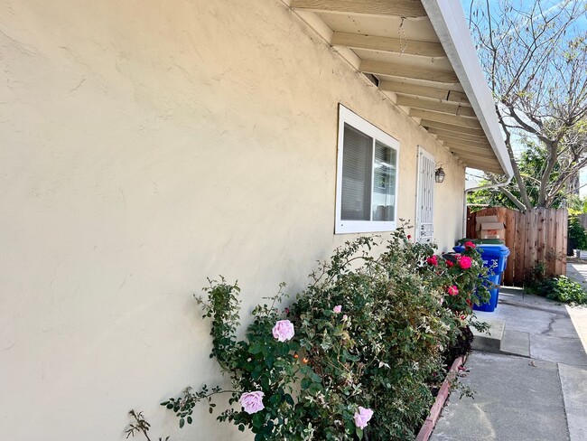 Building Photo - Campbell Duplex: 3 BR 1 BA with Garage & W...