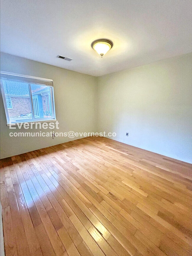 Building Photo - Cozy Home with Driveway Parking and Laundry Hookups