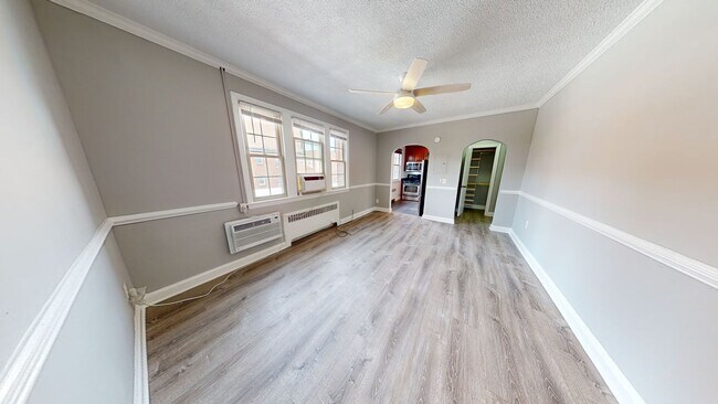 Building Photo - *ONE MONTH'S RENT FREE* Top Floor Updated ...