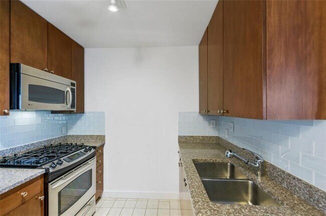 Building Photo - 3338 Peachtree Rd