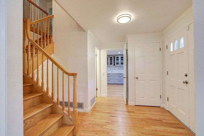 Building Photo - 4Bd/2.5Ba Mercer Island House