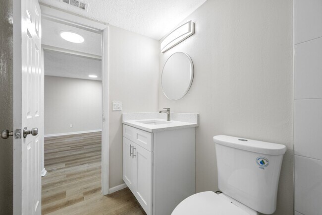 Building Photo - Newly Renovated 2 Bed-1 Bath Apartment wit...